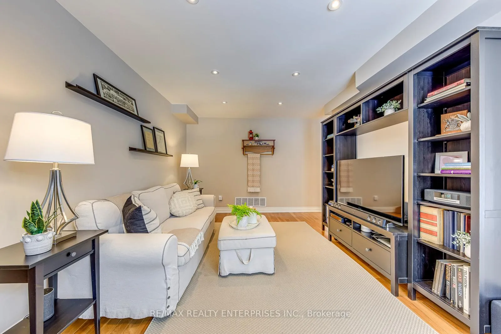 Photo 15 of 1356 Chedboro Crescent, Oakville, Clearview — HOMEH