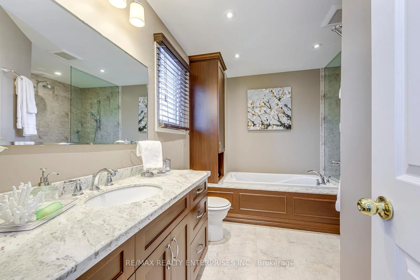 Photo 23 of 1356 Chedboro Crescent, Oakville, Clearview — HOMEH