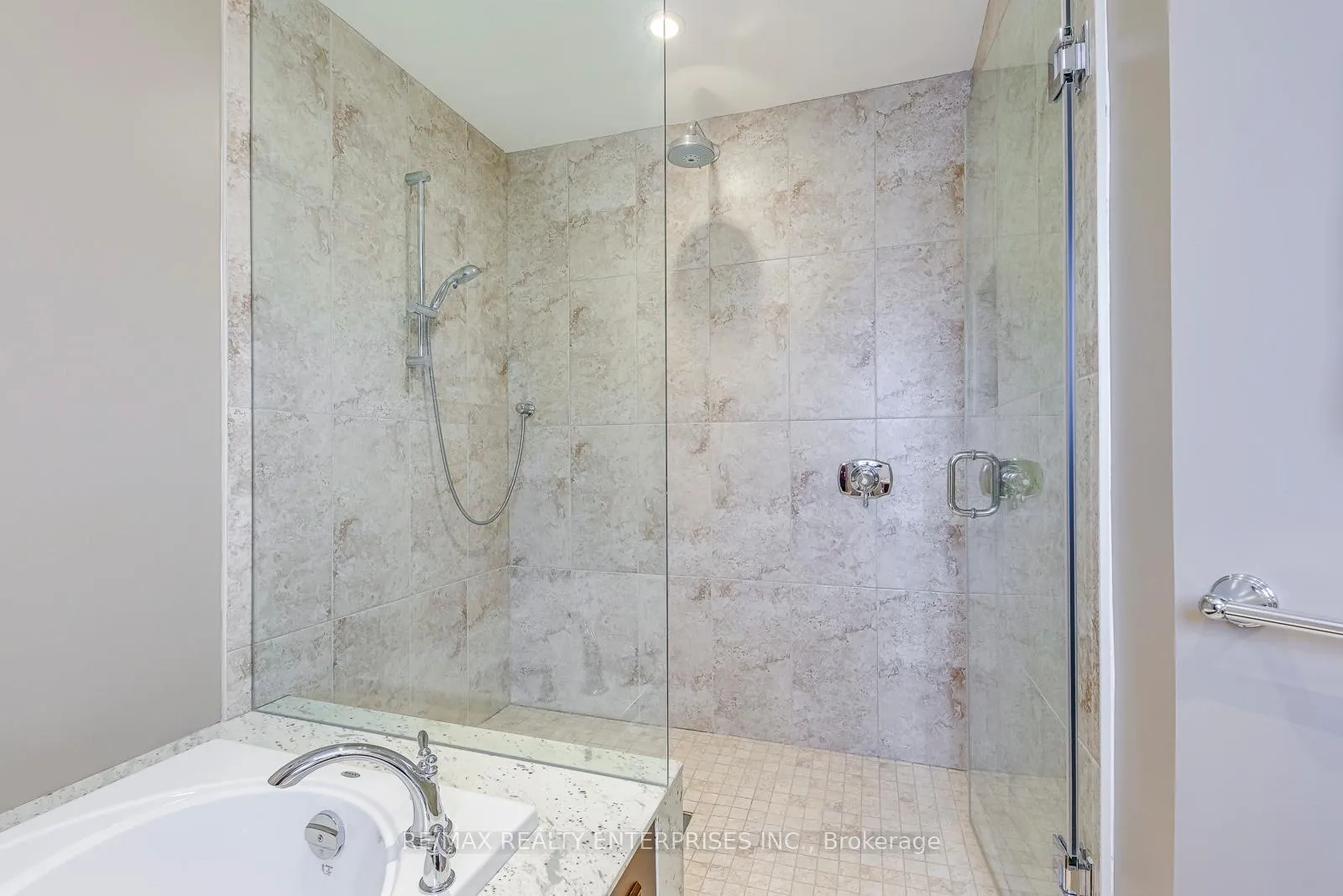 Photo 25 of 1356 Chedboro Crescent, Oakville, Clearview — HOMEH