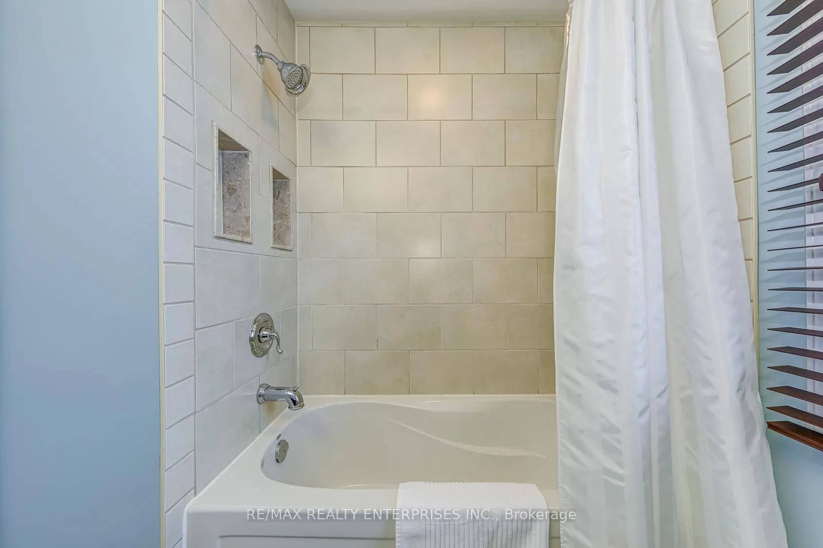 Photo 30 of 1356 Chedboro Crescent, Oakville, Clearview — HOMEH