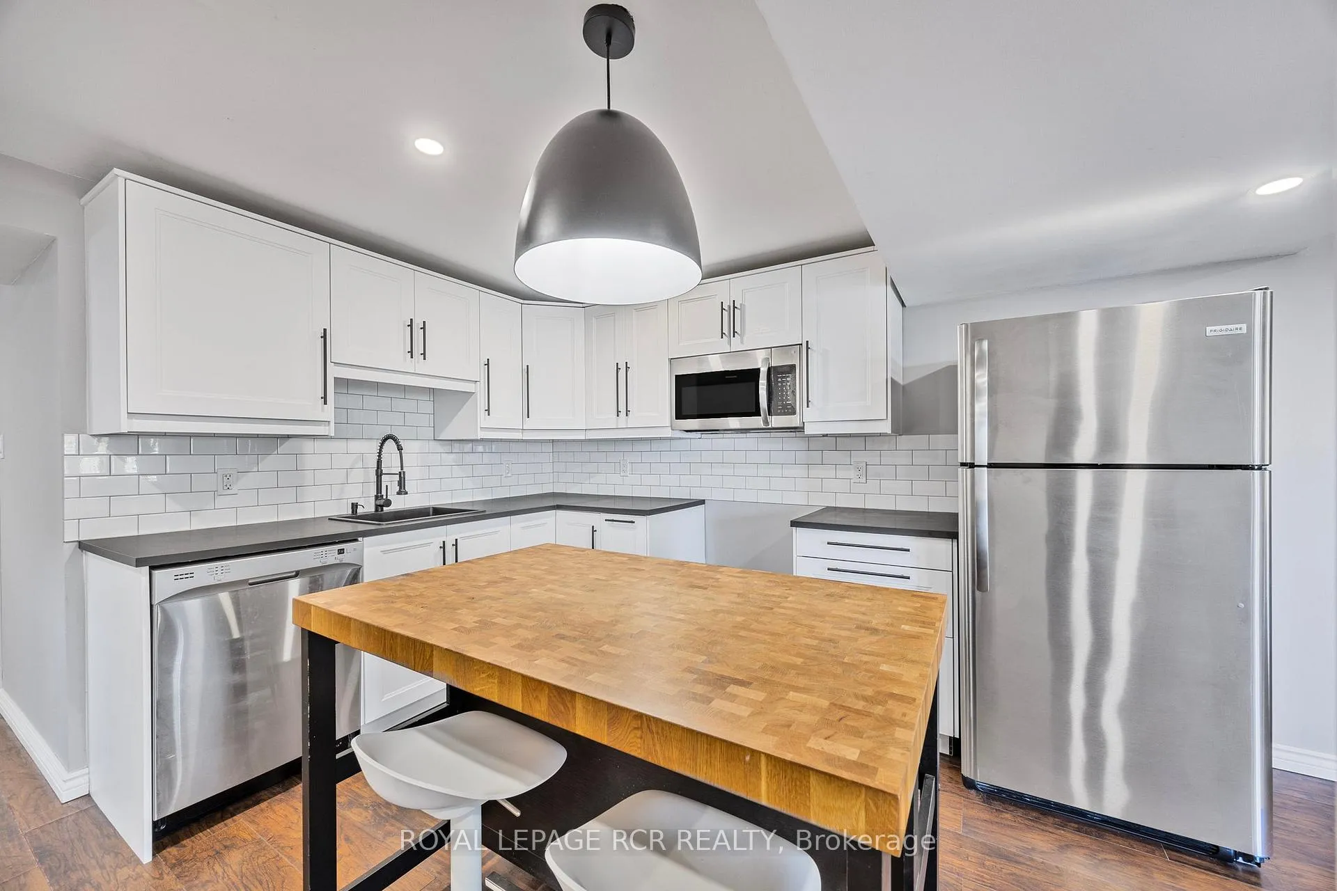 Photo 17 of 57 Browning Trail, Barrie, Letitia Heights — HOMEH