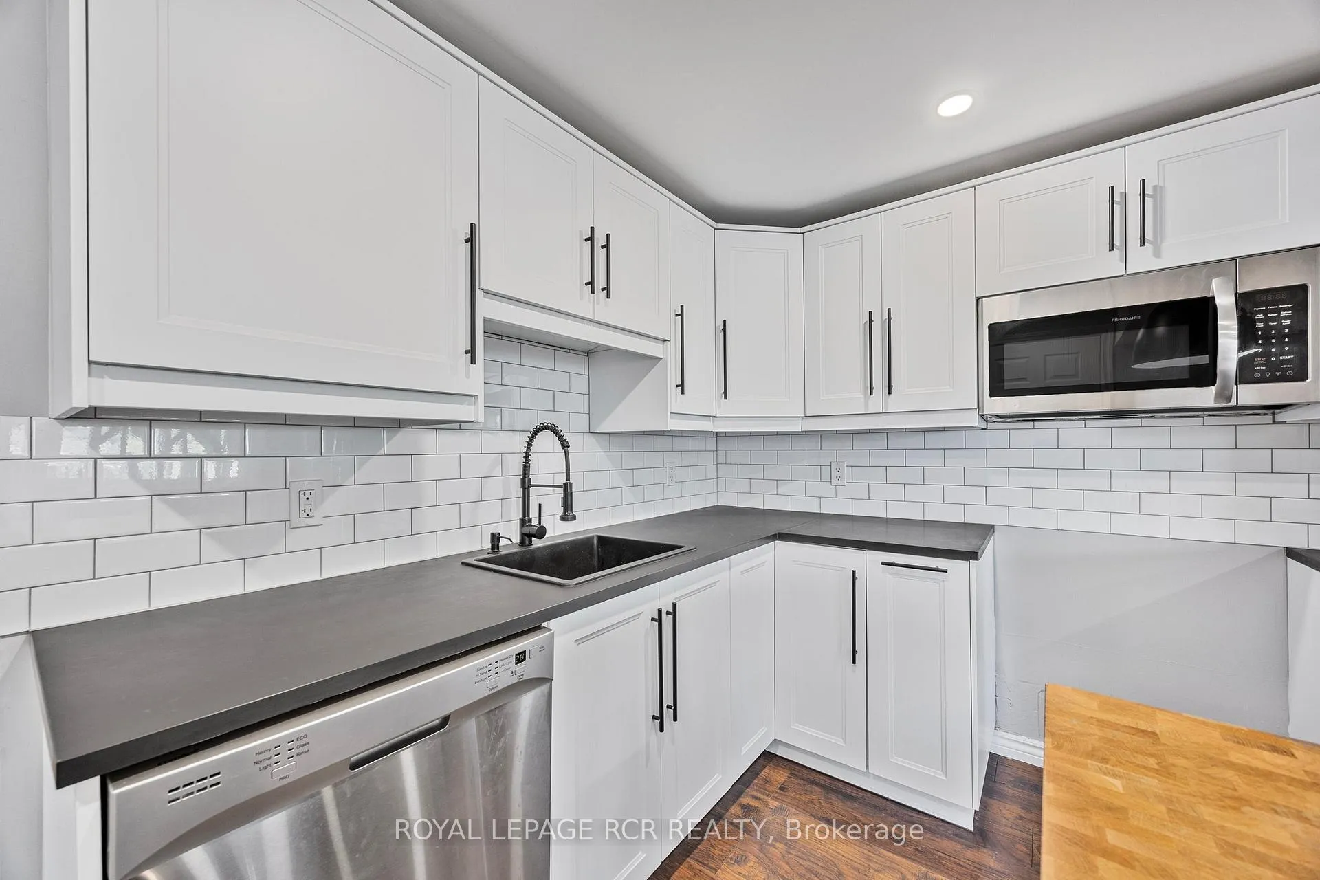 Photo 21 of 57 Browning Trail, Barrie, Letitia Heights — HOMEH