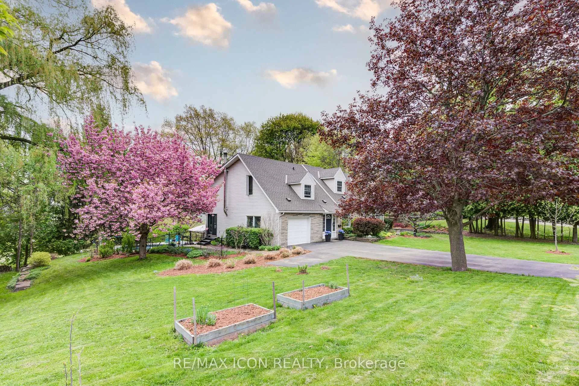 Photo 3 of 62 Maple Avenue, Hamilton, Greensville — HOMEH