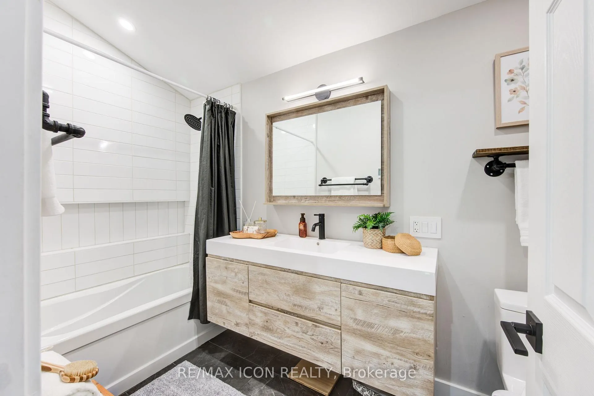 Photo 24 of 62 Maple Avenue, Hamilton, Greensville — HOMEH