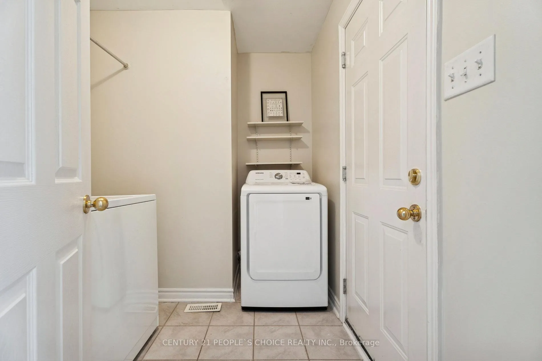 Photo 5 of 136 Marsellus Drive, Barrie, Holly — HOMEH