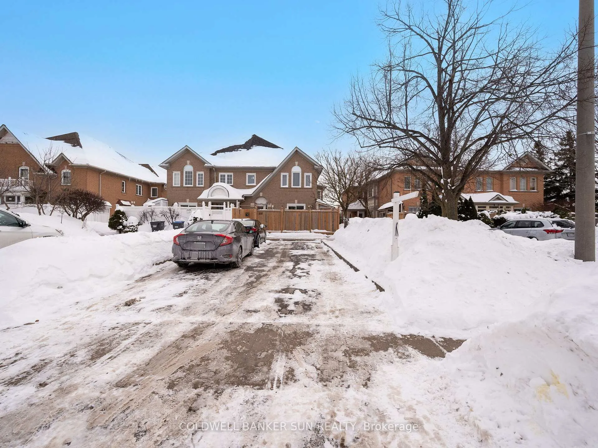 Photo 2 of 230 Pressed Brick Drive, Brampton, Brampton North — HOMEH