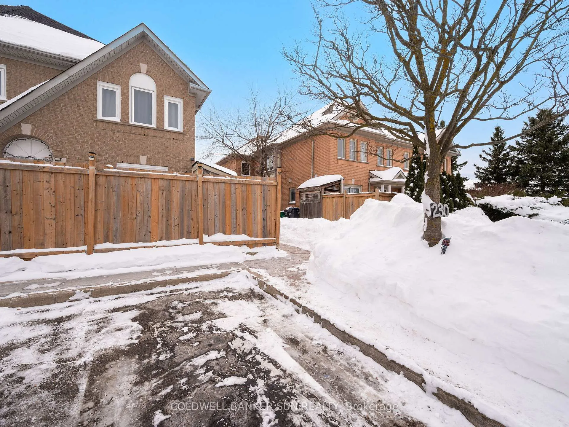 Photo 3 of 230 Pressed Brick Drive, Brampton, Brampton North — HOMEH