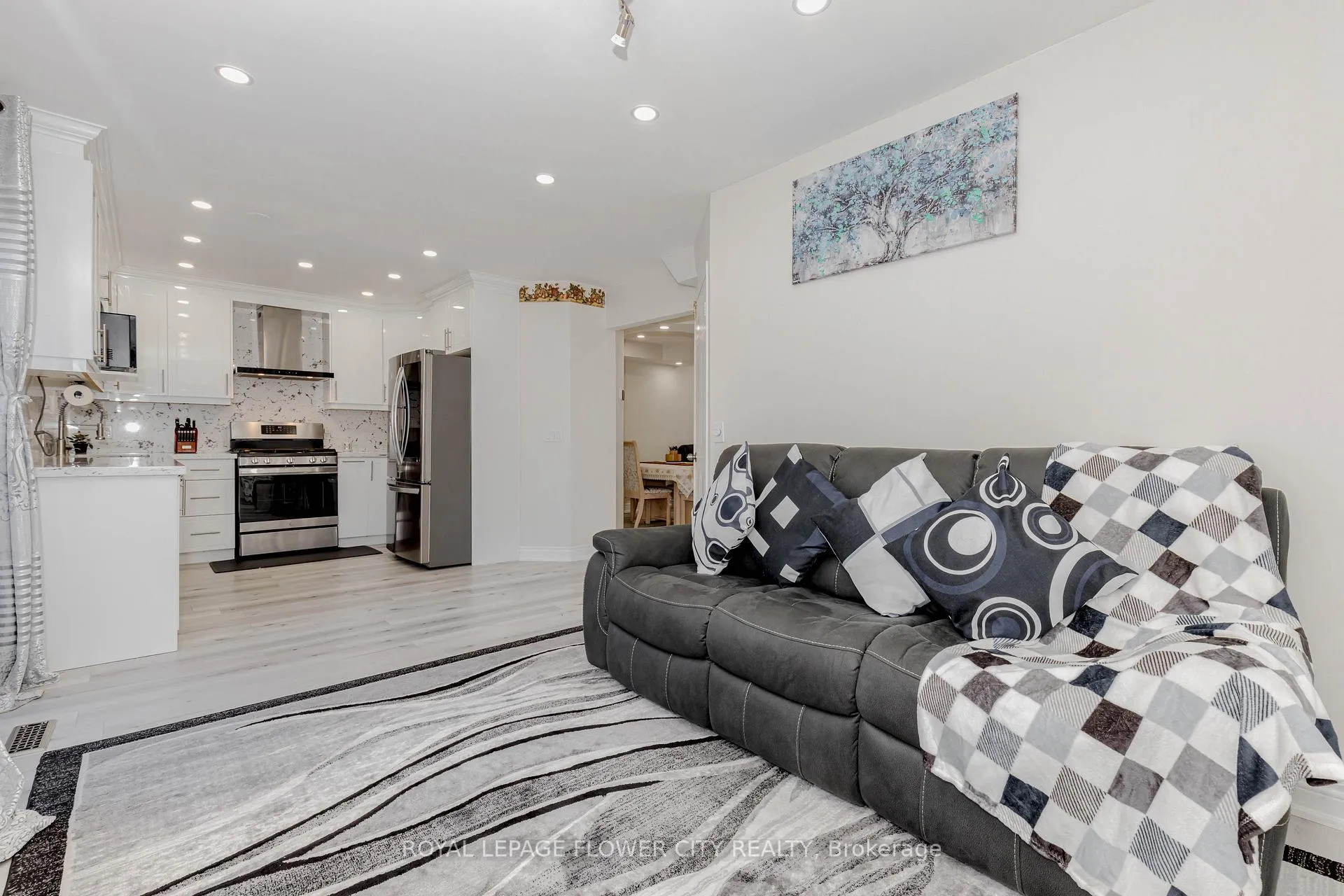 Photo 18 of 21 Fern Valley Crescent, Brampton, Sandringham-Wellington — HOMEH