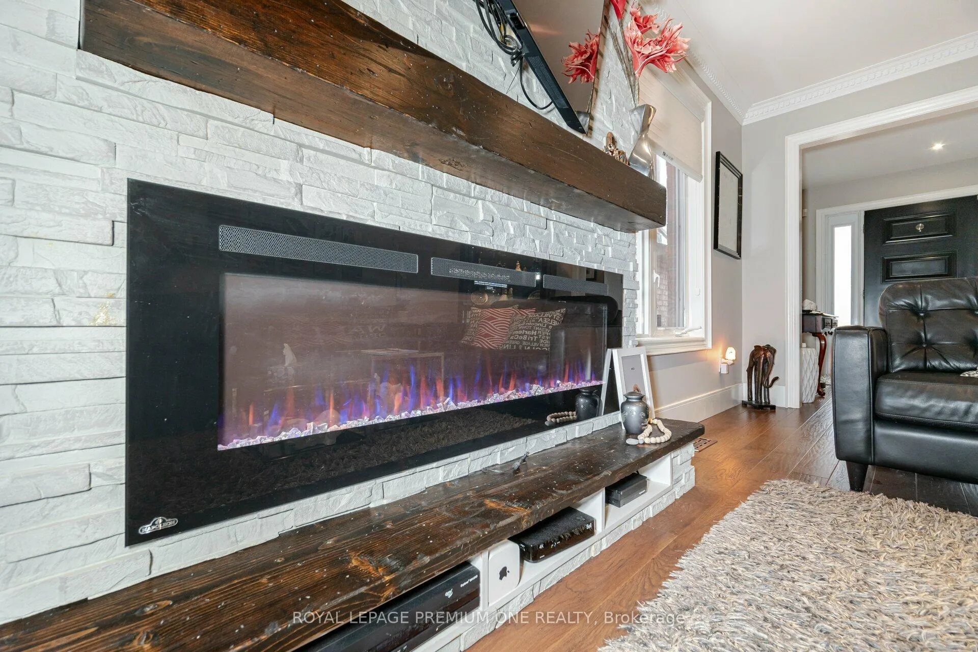 Photo 5 of 27 Giotto Crescent, Vaughan, Maple — HOMEH