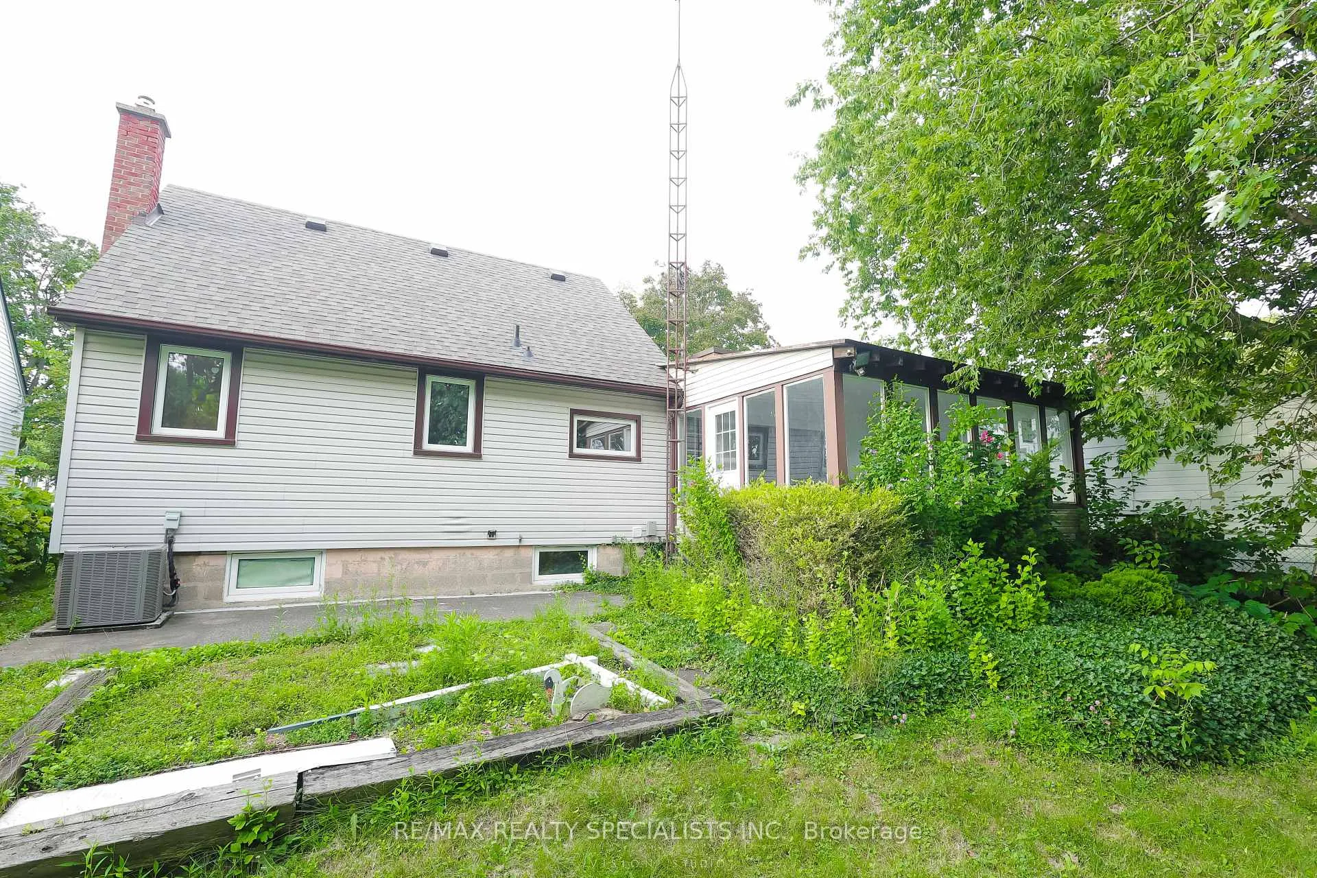 Photo 4 of 7020 Dunn Street, Niagara Falls, Arad/Fallsview — HOMEH