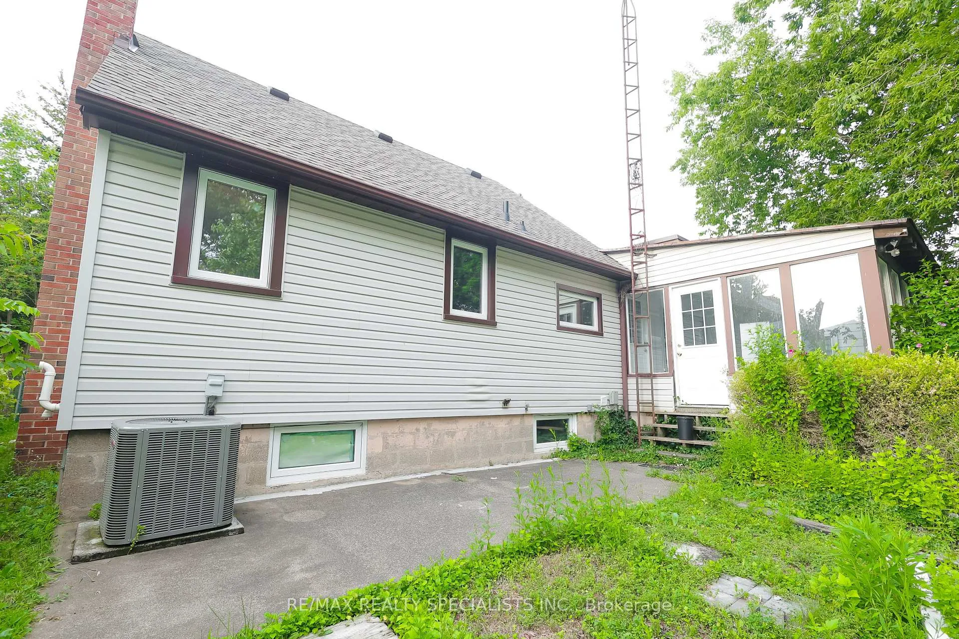 Photo 6 of 7020 Dunn Street, Niagara Falls, Arad/Fallsview — HOMEH