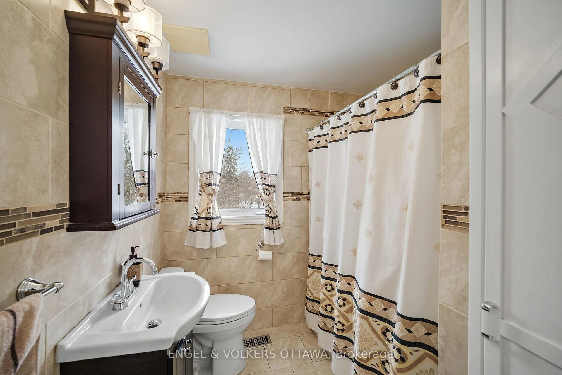 Photo 11 of 1044 Aldea Avenue, Ottawa, Billings Bridge — HOMEH