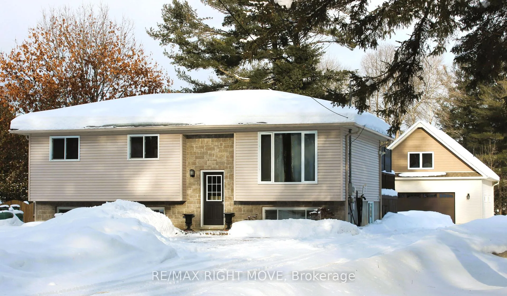 Front of 3015 Sparrow Lake Road S