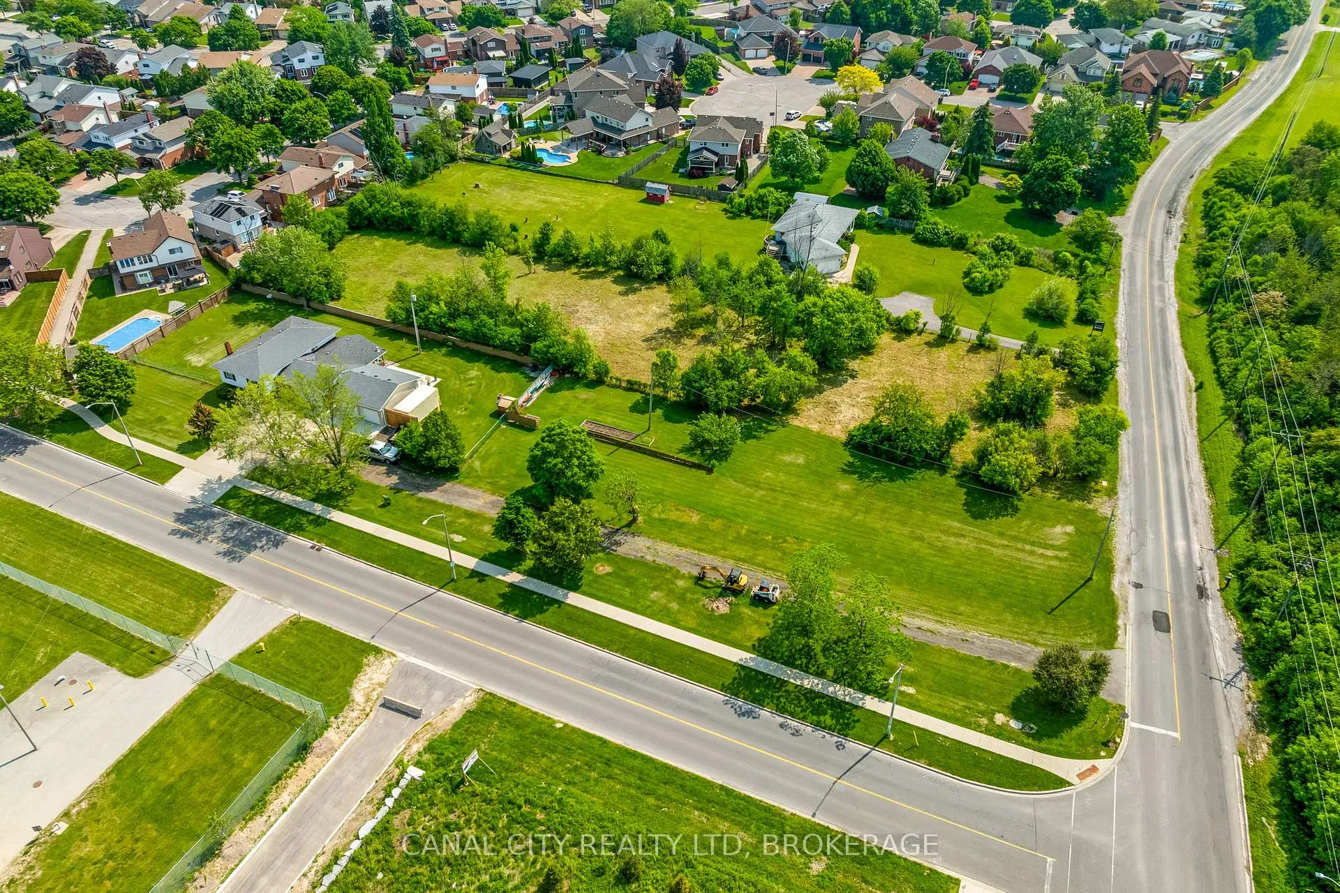 Photo 13 of 1972 Decew Road, Thorold, Confederation Heights — HOMEH