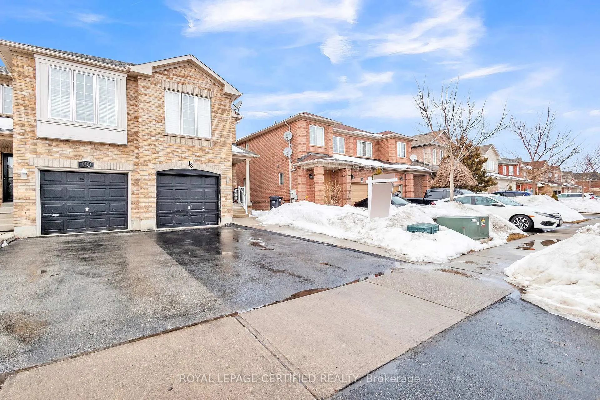 Photo 2 of 18 Roadmaster Lane, Brampton, Fletcher's Meadow — HOMEH