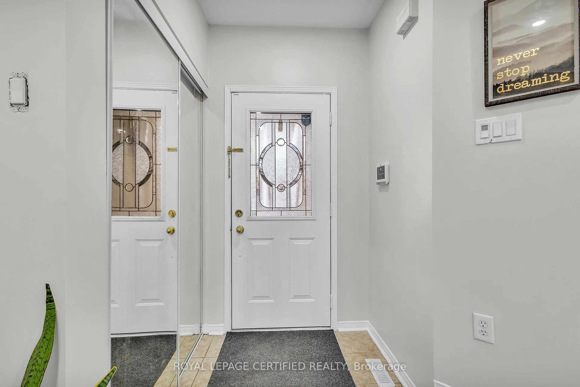 Photo 4 of 18 Roadmaster Lane, Brampton, Fletcher's Meadow — HOMEH