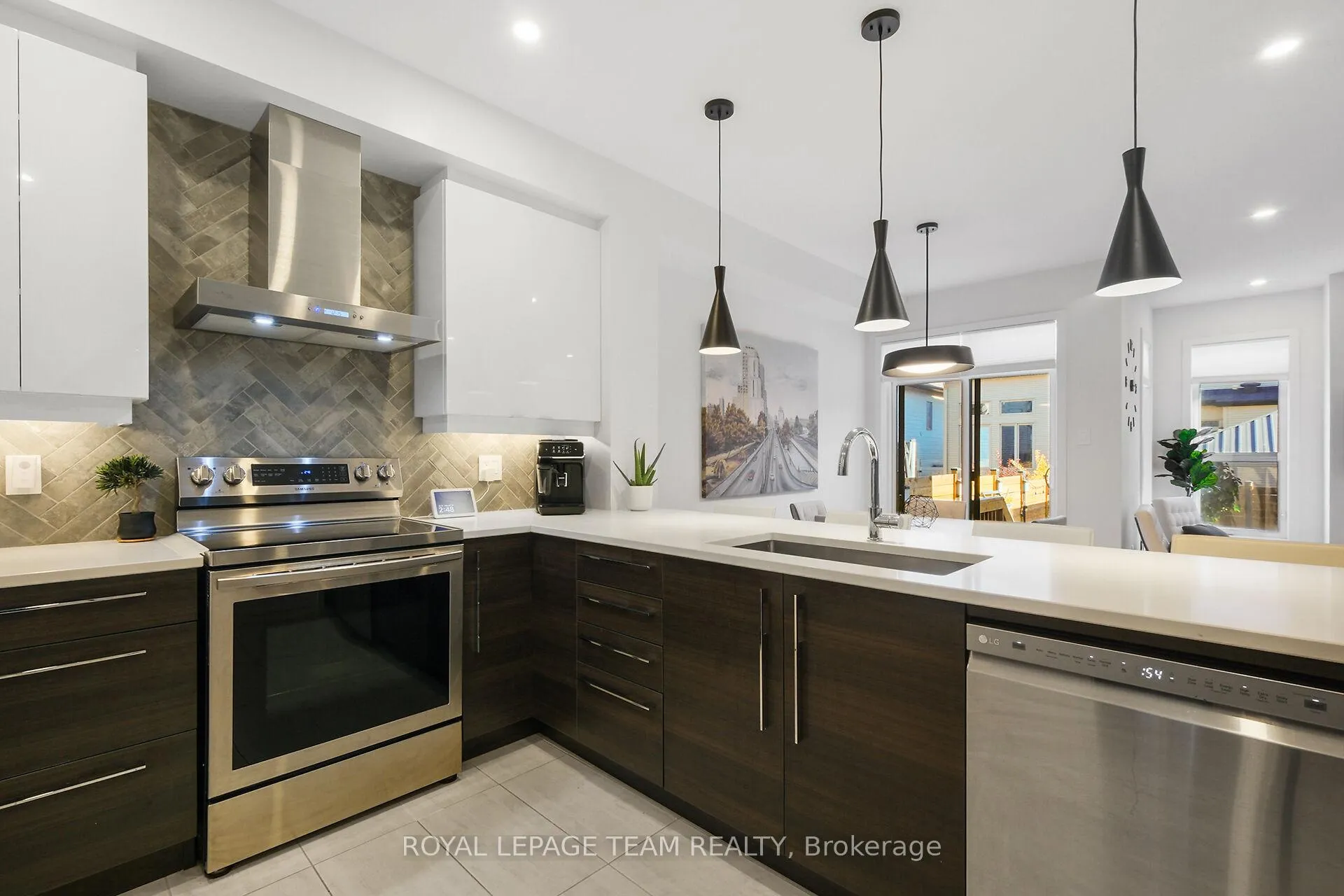Photo 9 of 93 Warrior Street, Ottawa, Kanata - Emerald Meadows/Trailwest — HOMEH