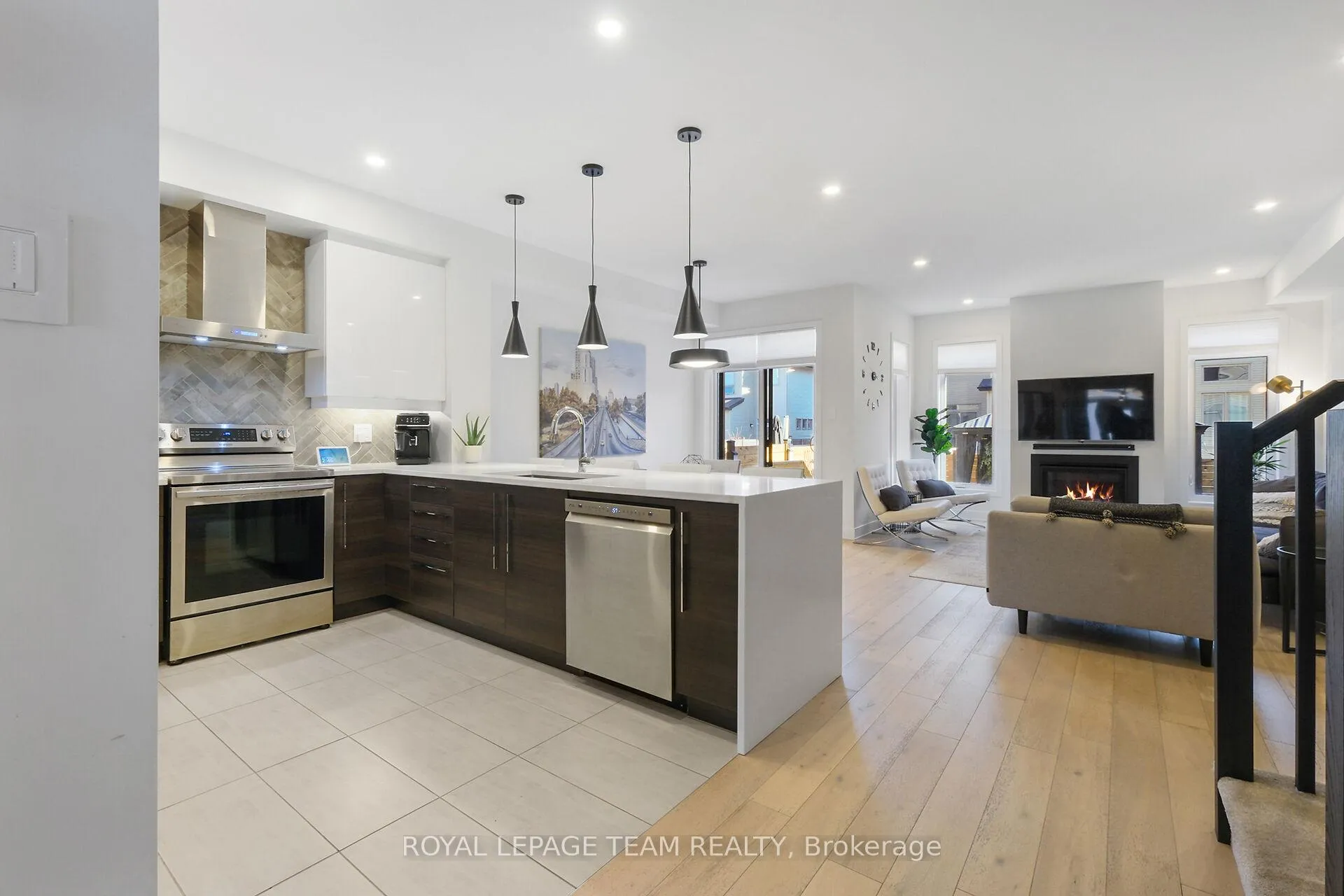 Photo 11 of 93 Warrior Street, Ottawa, Kanata - Emerald Meadows/Trailwest — HOMEH