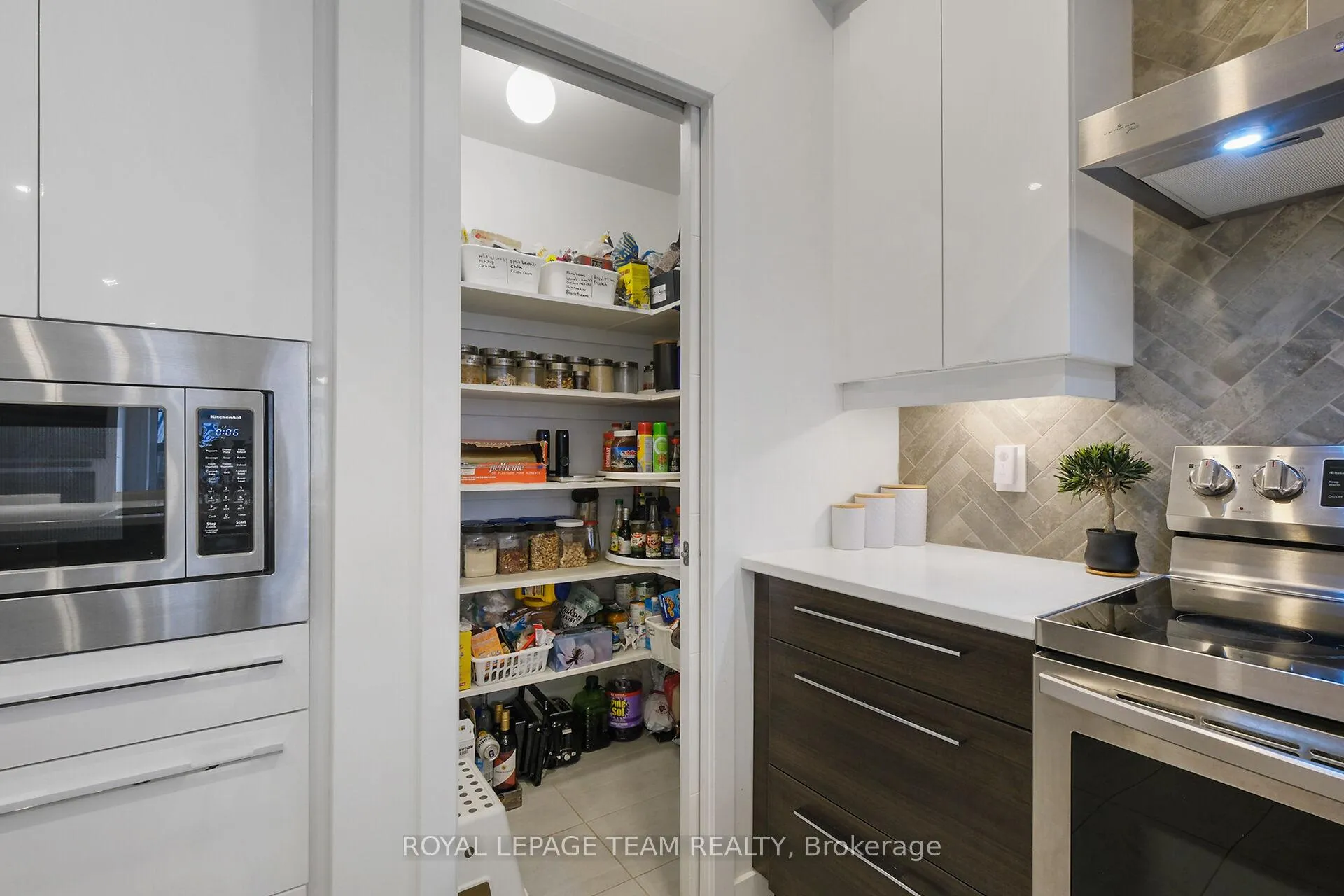 Photo 12 of 93 Warrior Street, Ottawa, Kanata - Emerald Meadows/Trailwest — HOMEH