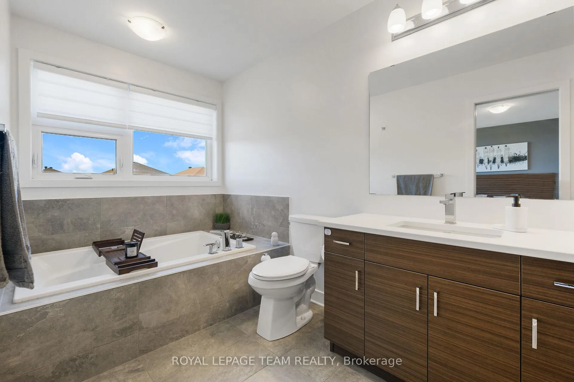 Photo 28 of 93 Warrior Street, Ottawa, Kanata - Emerald Meadows/Trailwest — HOMEH
