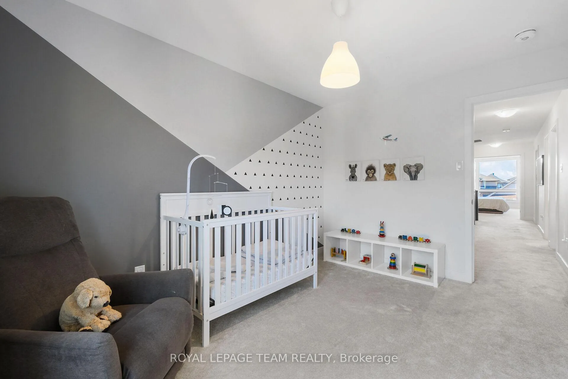 Photo 29 of 93 Warrior Street, Ottawa, Kanata - Emerald Meadows/Trailwest — HOMEH