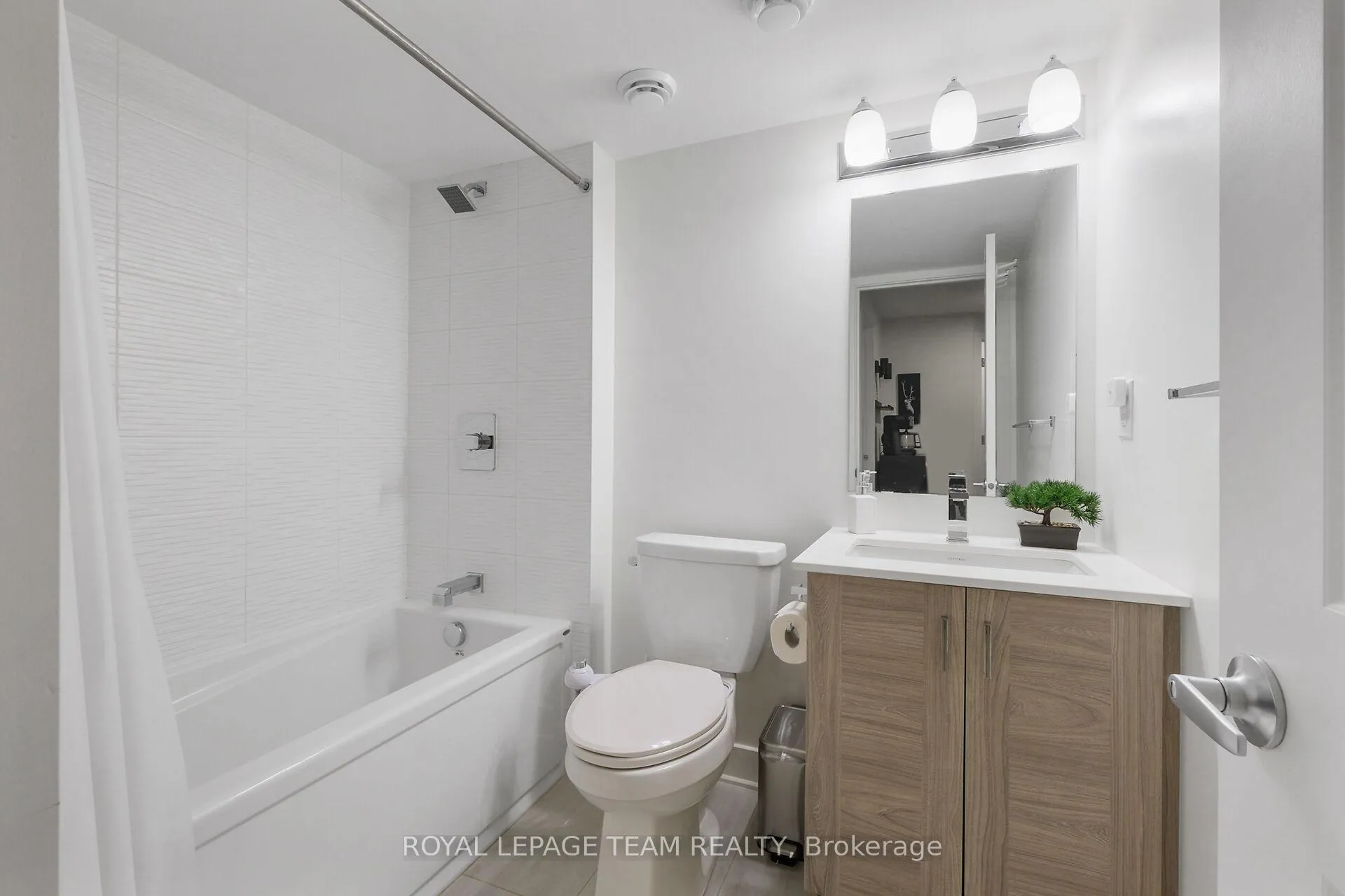 Photo 35 of 93 Warrior Street, Ottawa, Kanata - Emerald Meadows/Trailwest — HOMEH