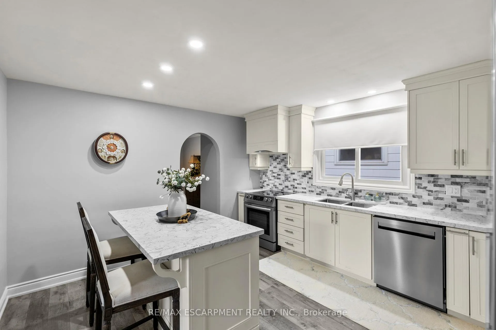 Photo 14 of 15 Debora Drive, Grimsby, Grimsby East — HOMEH