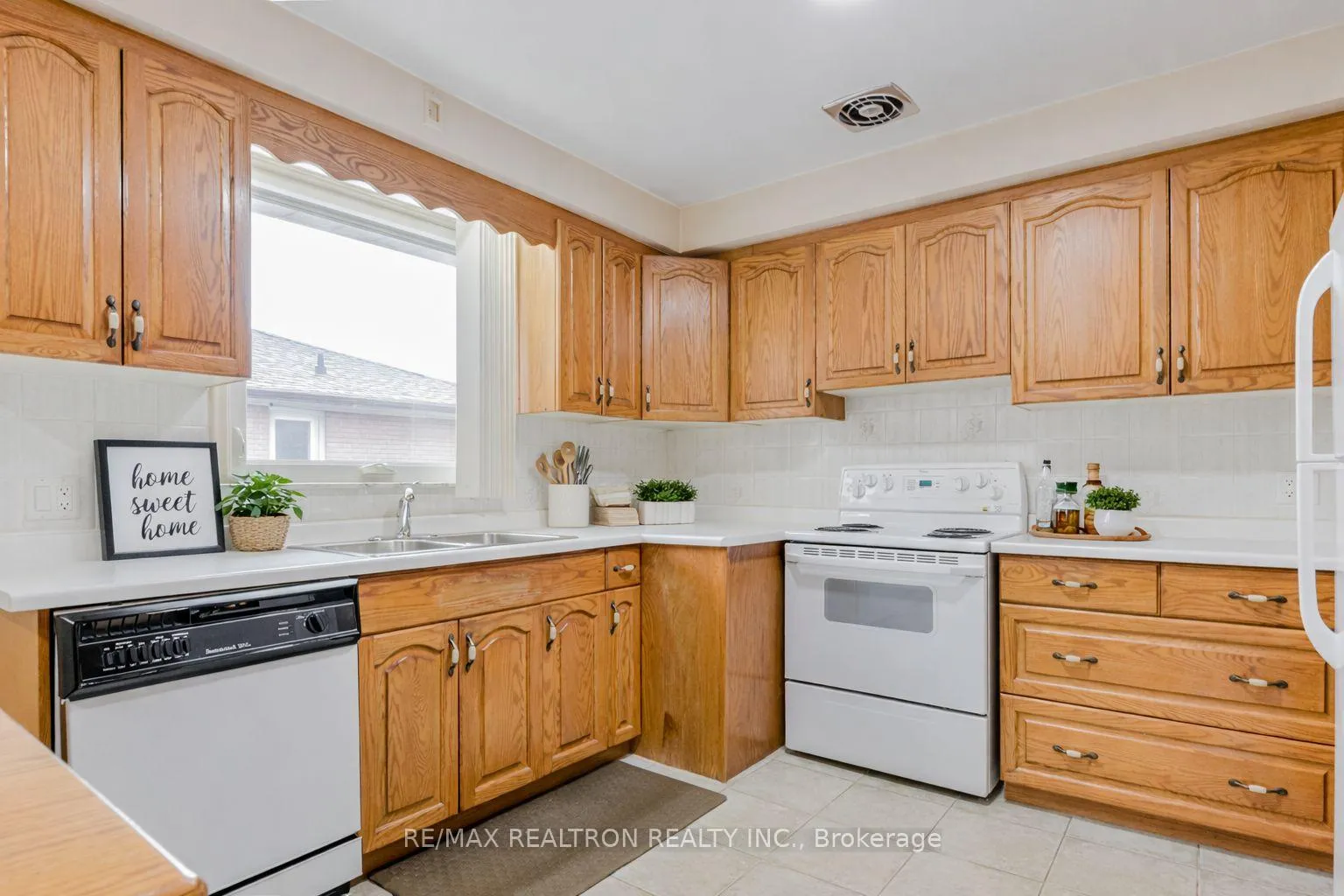 Photo 9 of 190 Ranee Avenue, Toronto, Englemount-Lawrence — HOMEH