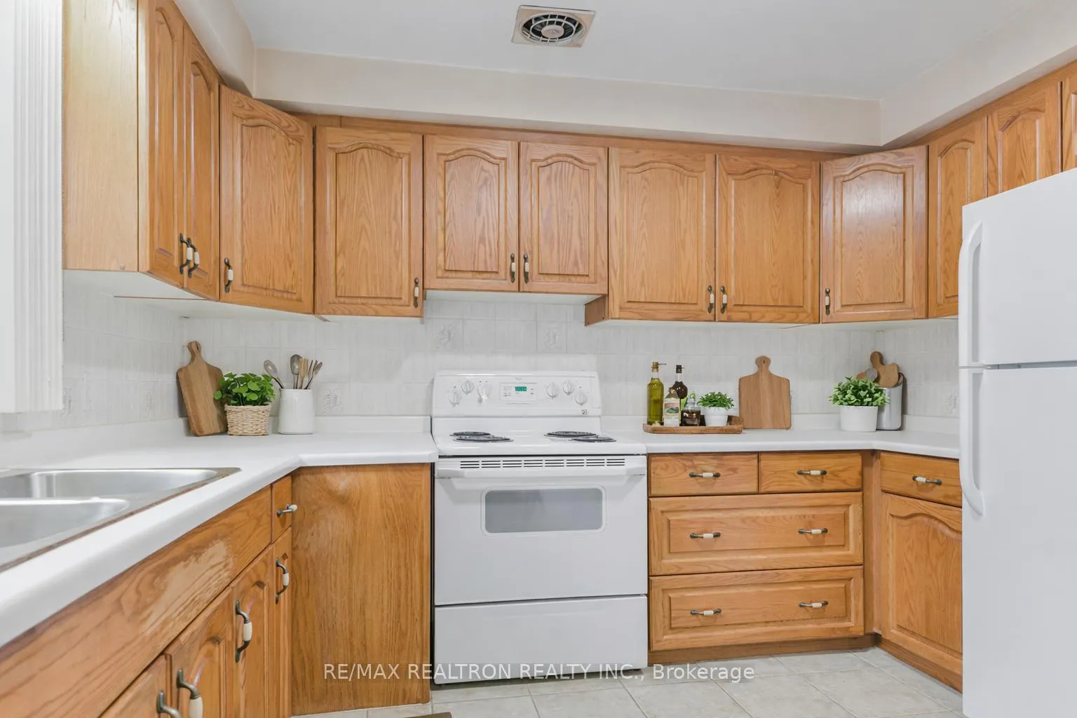 Photo 10 of 190 Ranee Avenue, Toronto, Englemount-Lawrence — HOMEH