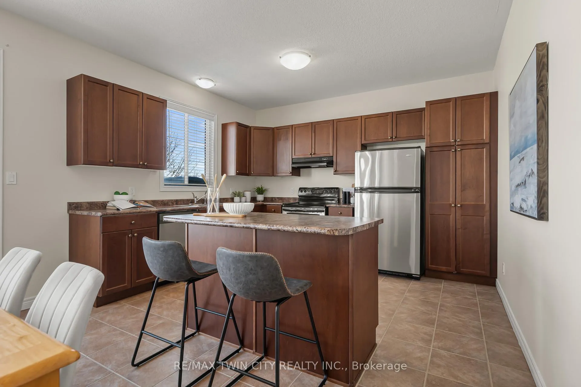 Photo 14 of 781 Klosters Drive, Waterloo — HOMEH