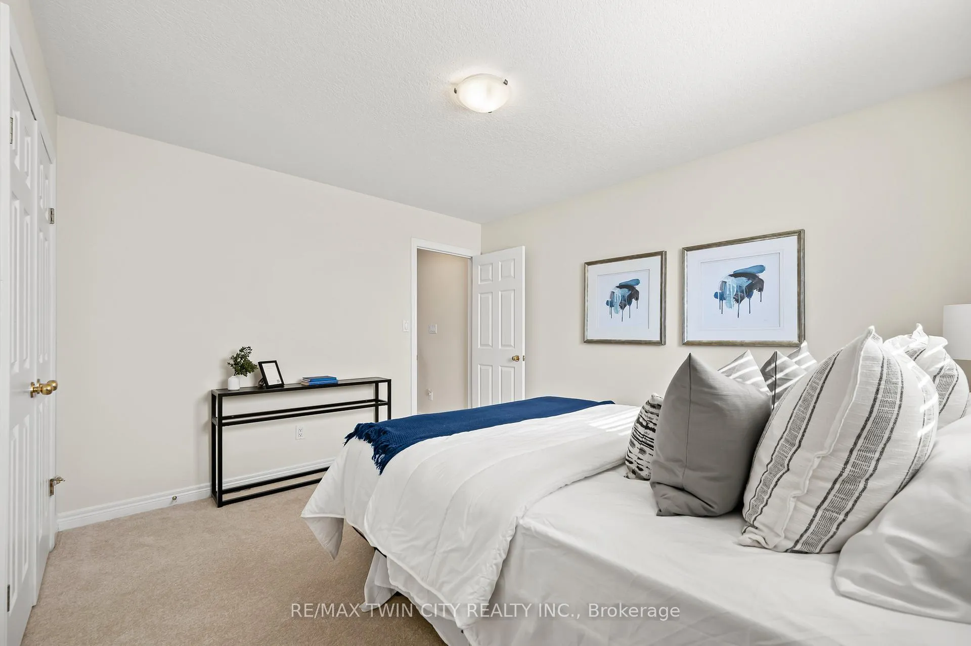 Photo 38 of 781 Klosters Drive, Waterloo — HOMEH