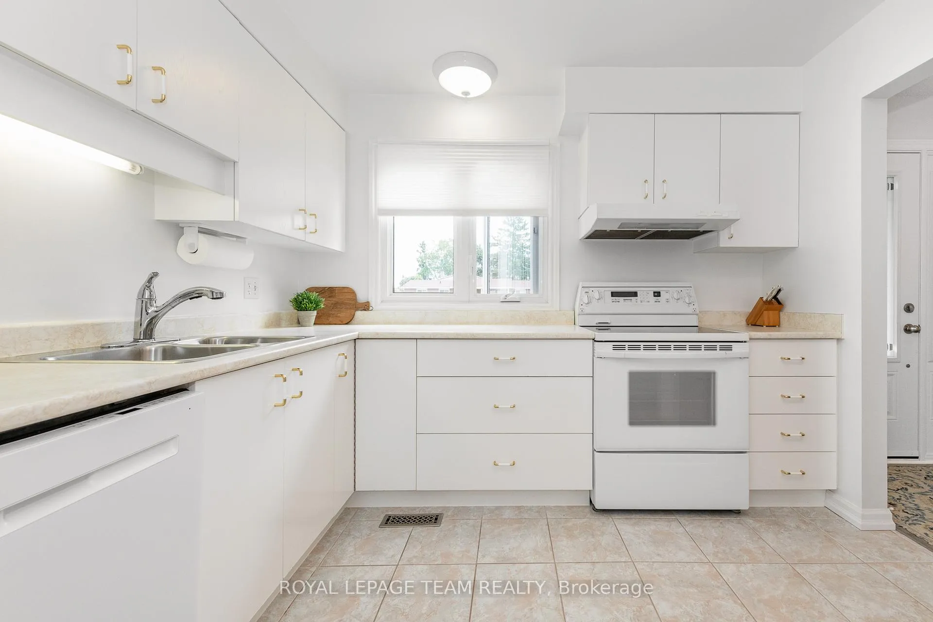 Photo 4 of 2604 Southvale Crescent S, Ottawa, Sheffield Glen/Industrial Park — HOMEH