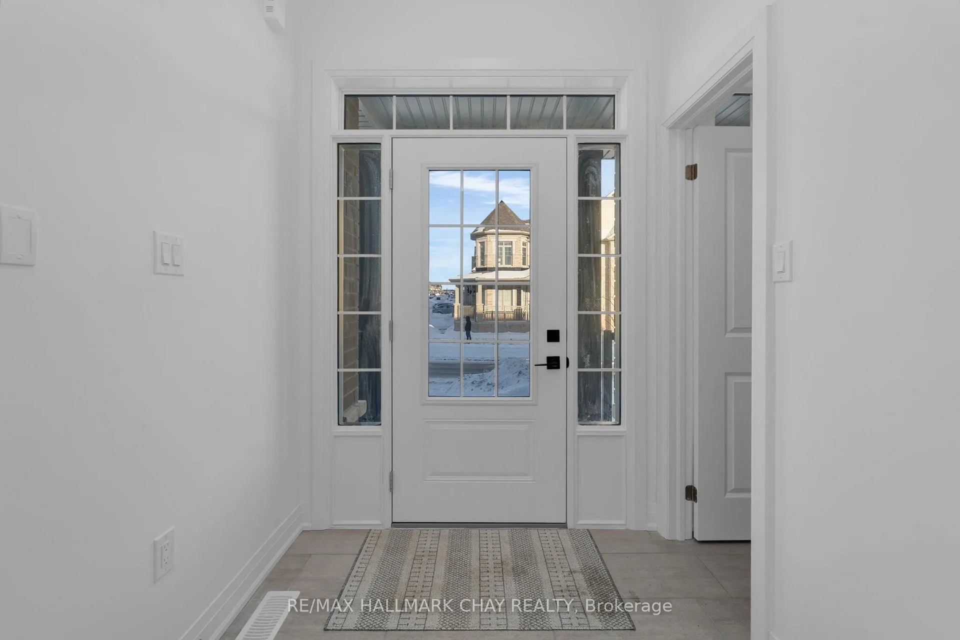 Photo 3 of 116 West Oak Trail, Barrie, Innis-Shore — HOMEH