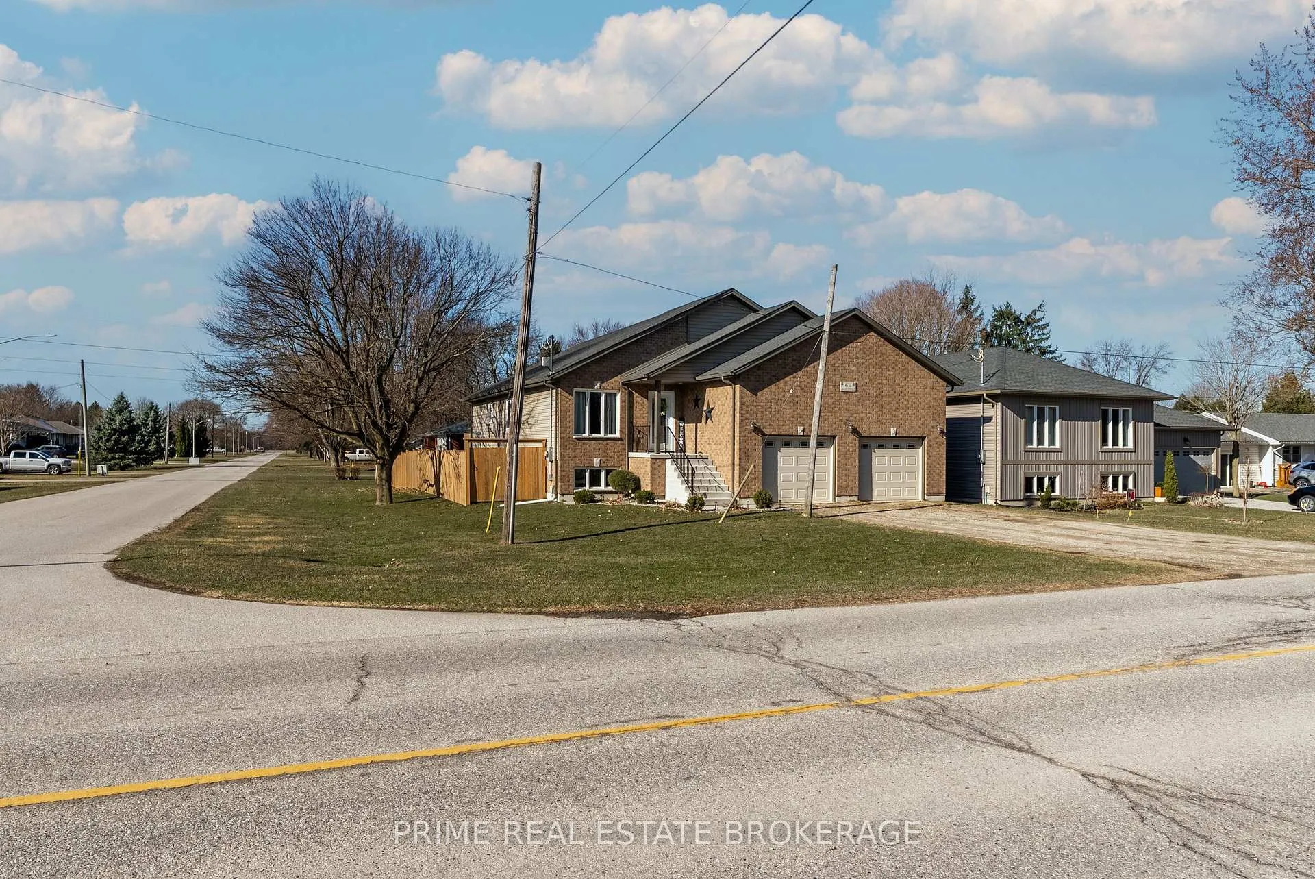 Photo 2 of 631 Main Street, Chatham-Kent, Bothwell — HOMEH