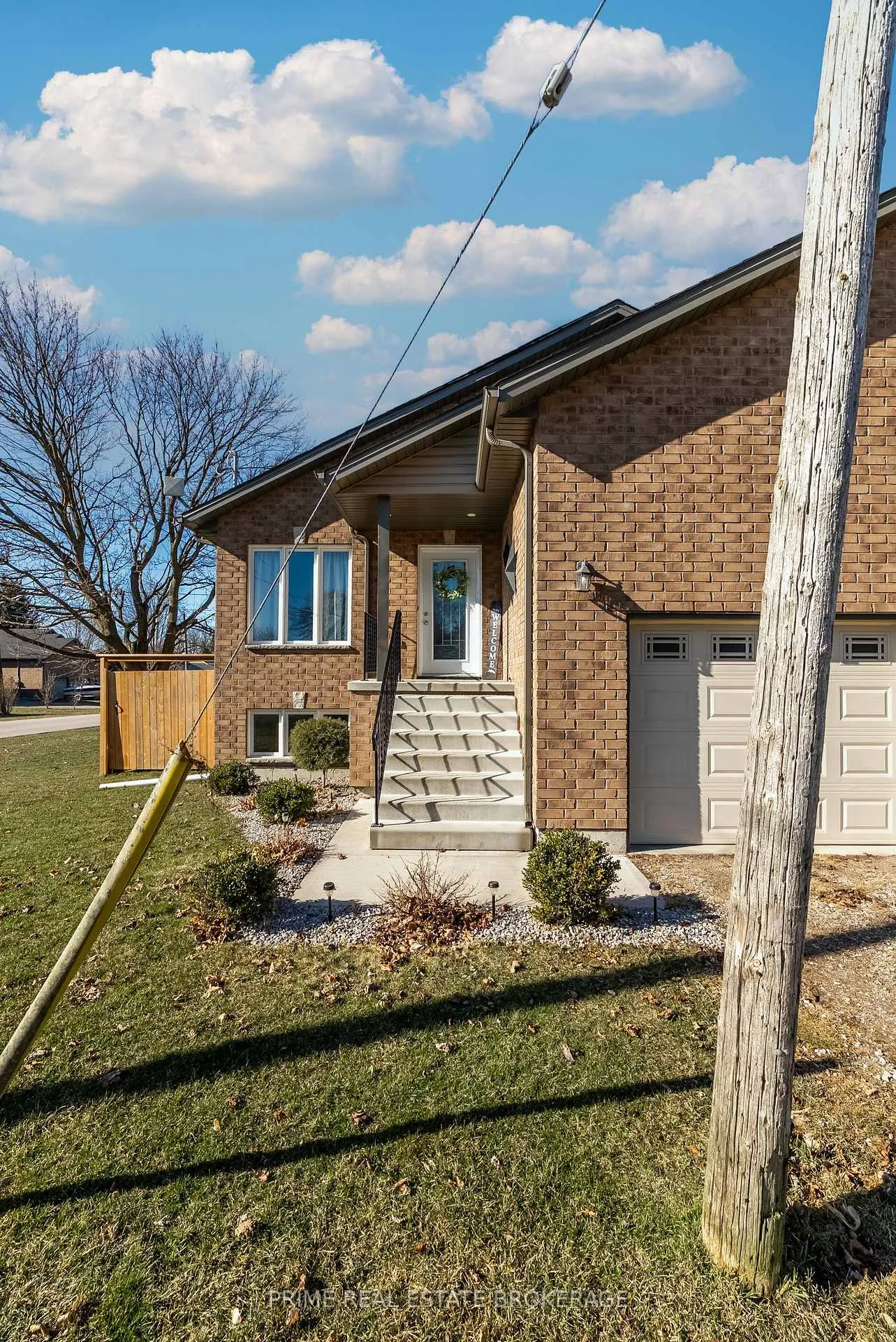 Photo 4 of 631 Main Street, Chatham-Kent, Bothwell — HOMEH