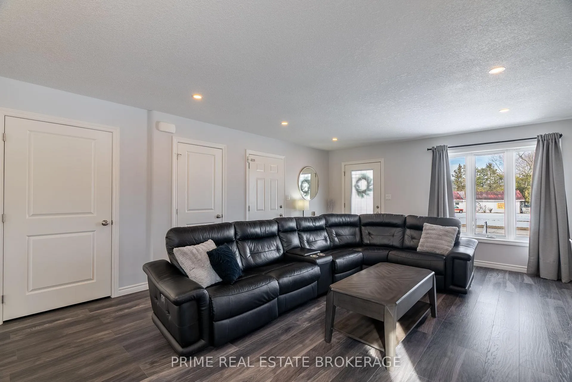 Photo 5 of 631 Main Street, Chatham-Kent, Bothwell — HOMEH