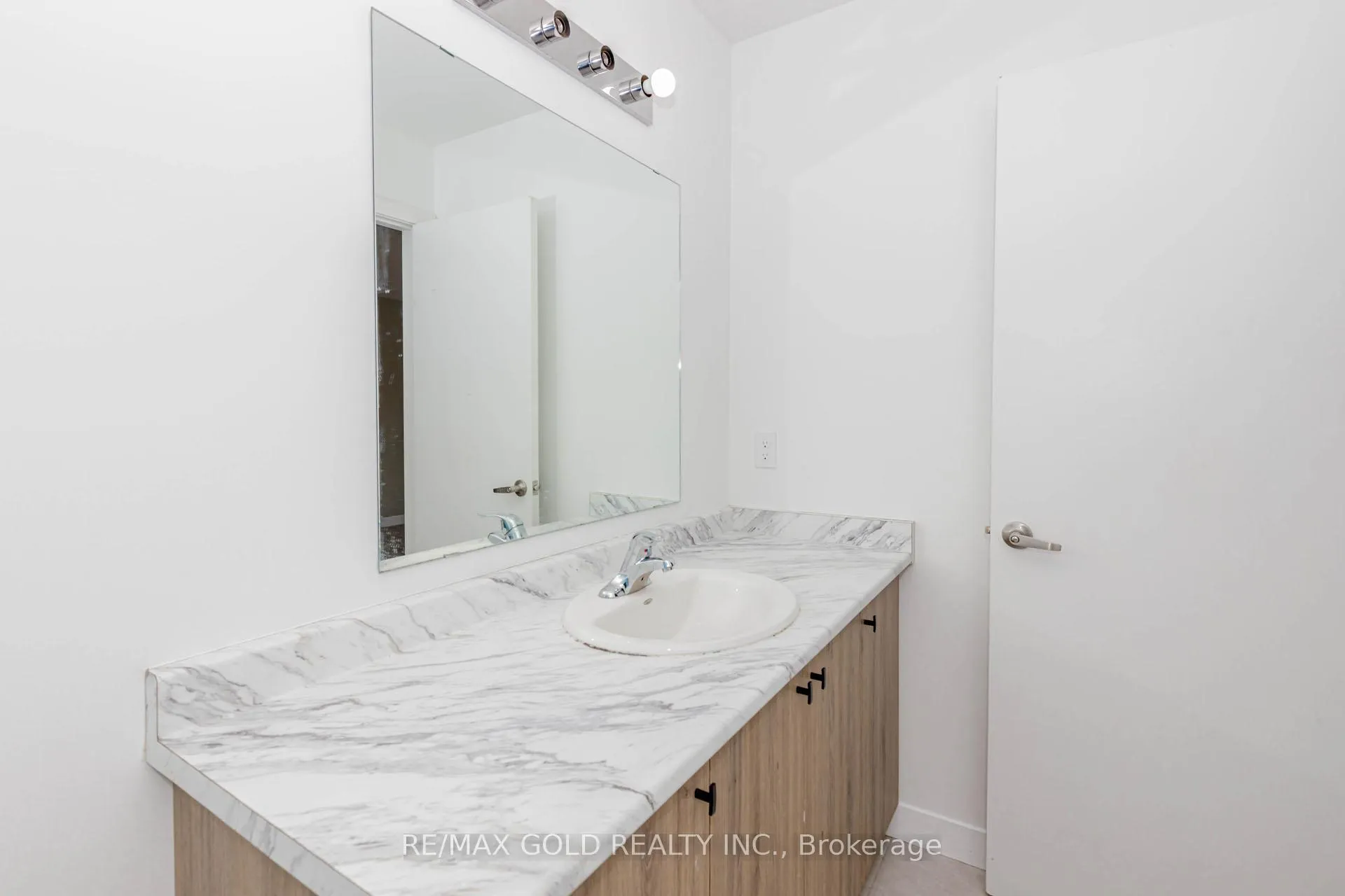Photo 20 of 107 Pony Way, Kitchener — HOMEH