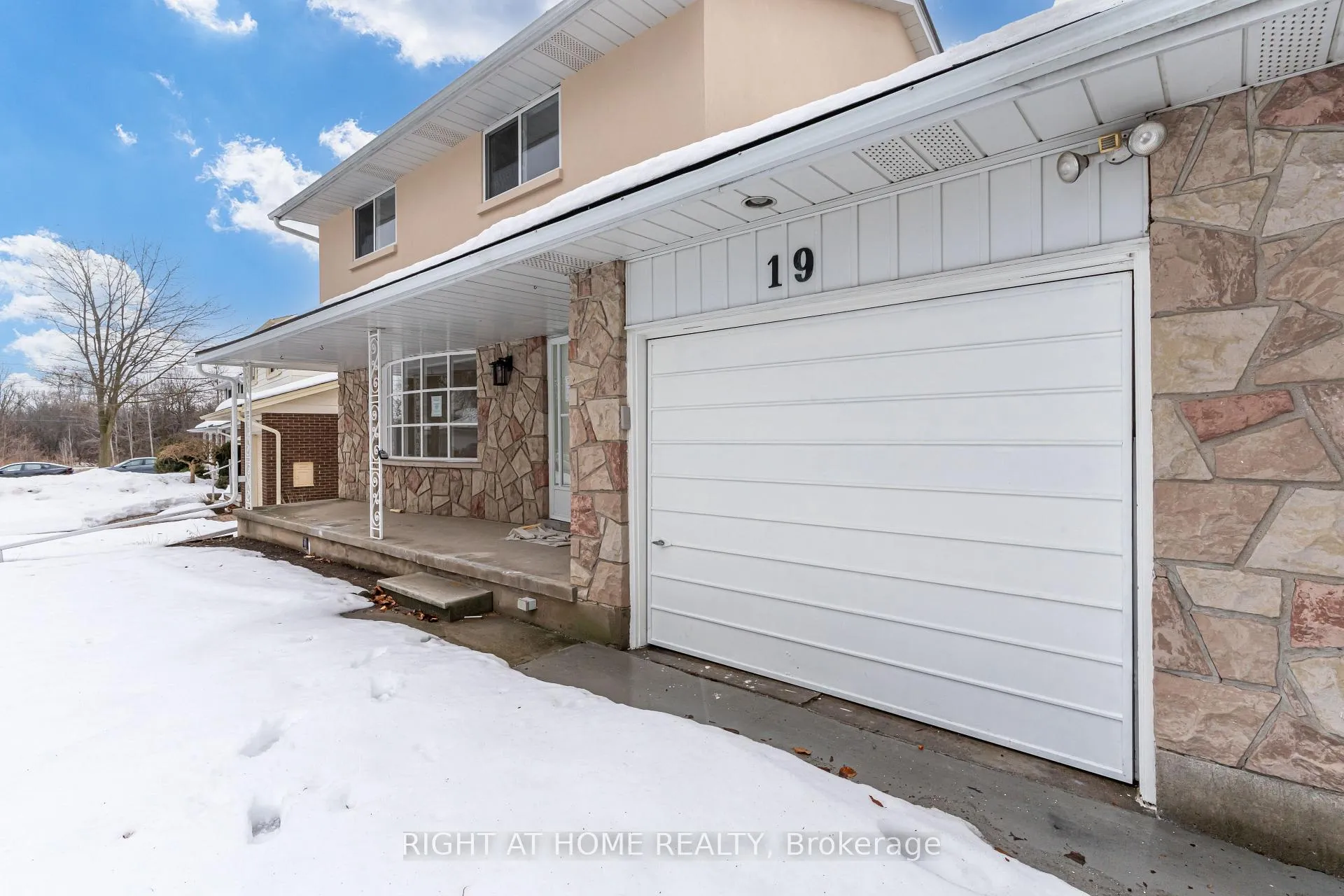 Photo 2 of 19 Niagara Road, Kitchener — HOMEH