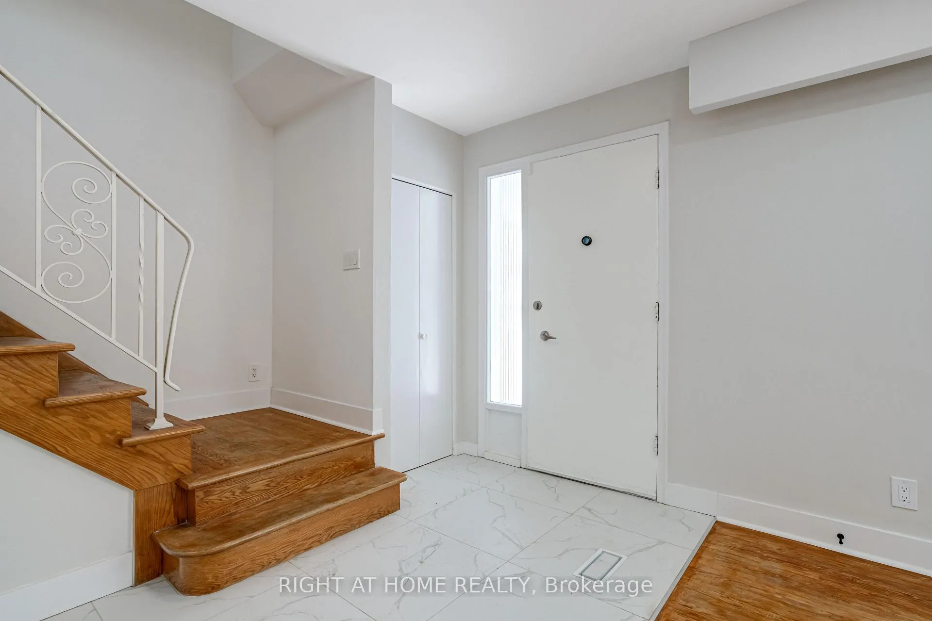 Photo 3 of 19 Niagara Road, Kitchener — HOMEH