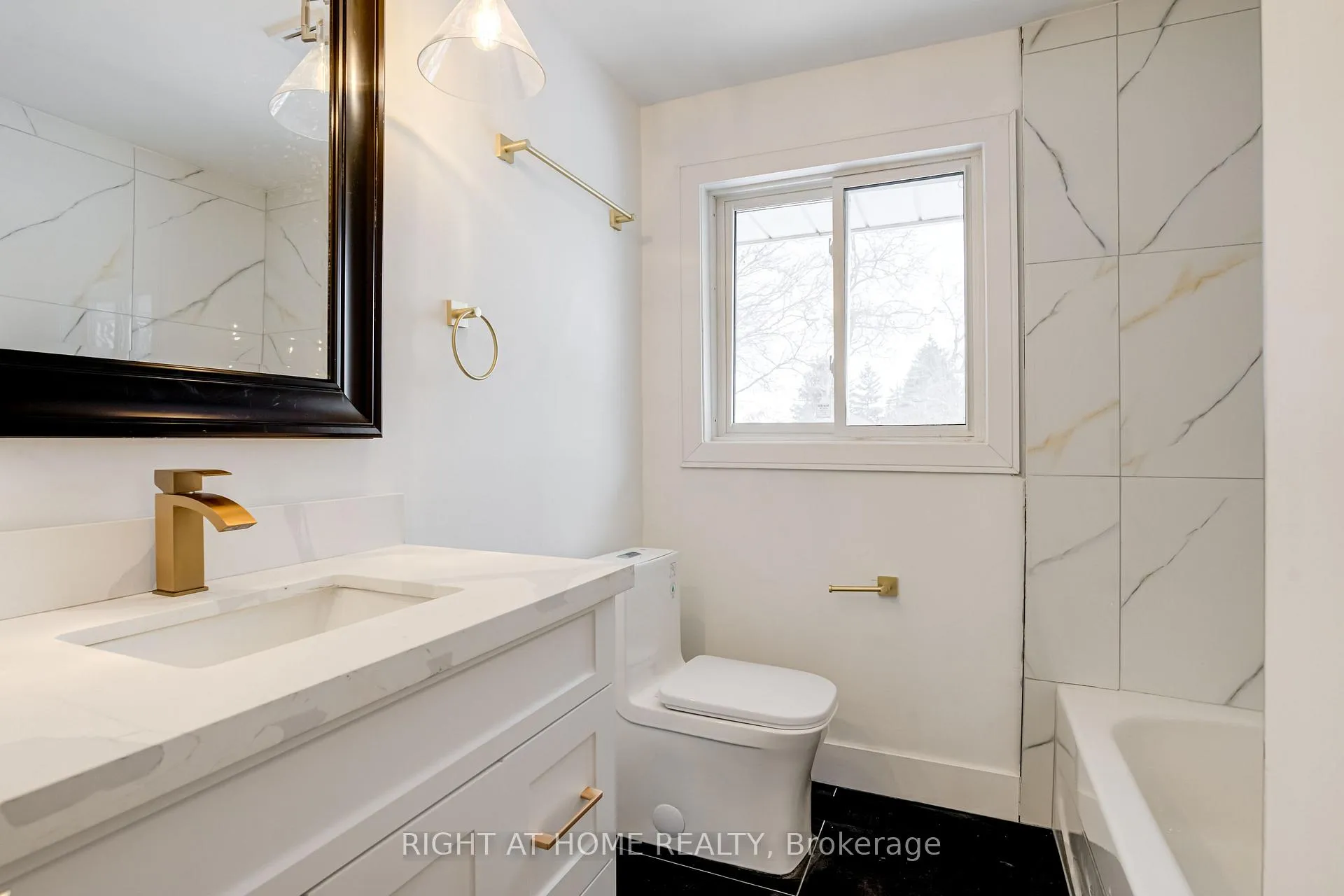 Photo 10 of 19 Niagara Road, Kitchener — HOMEH
