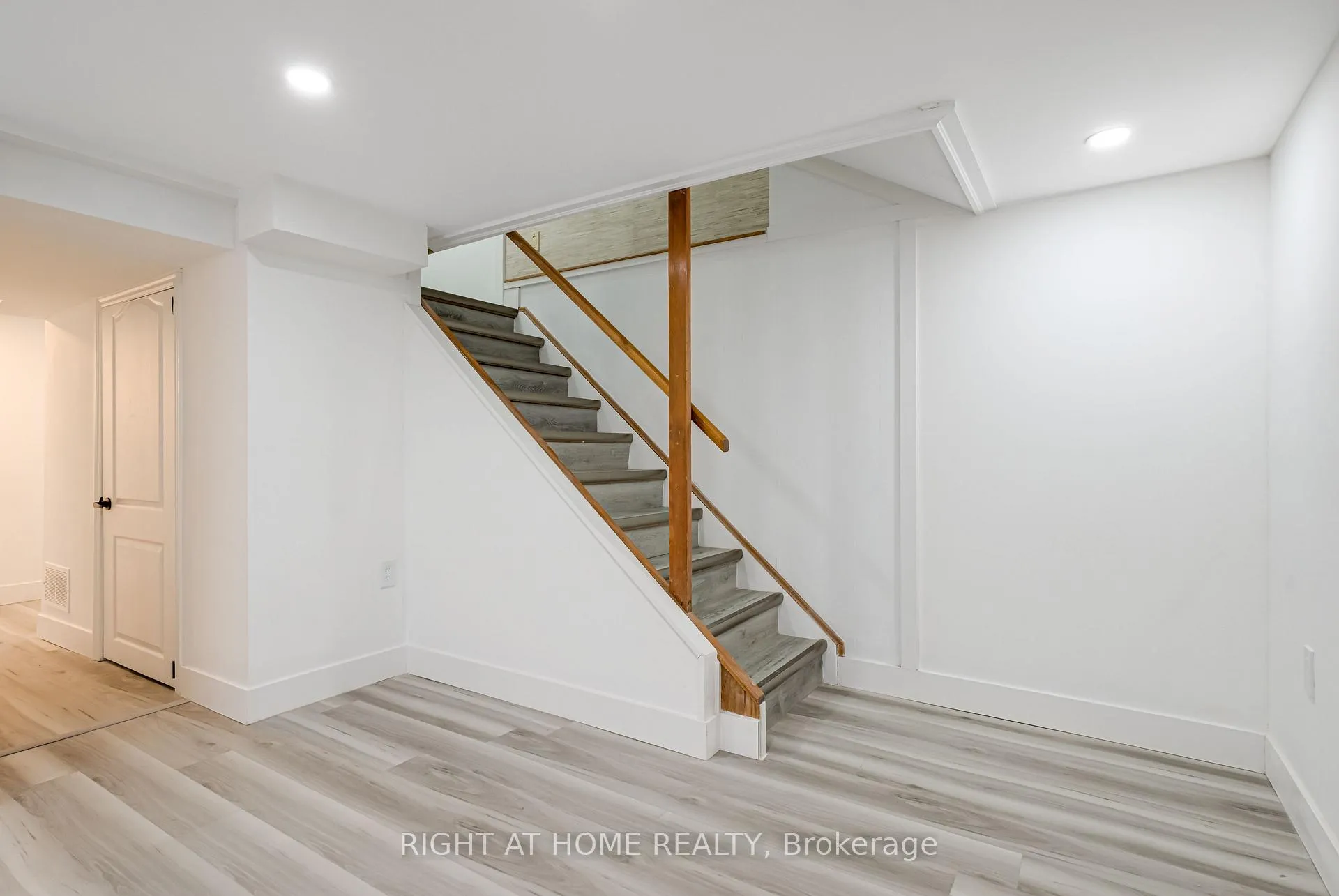 Photo 11 of 19 Niagara Road, Kitchener — HOMEH