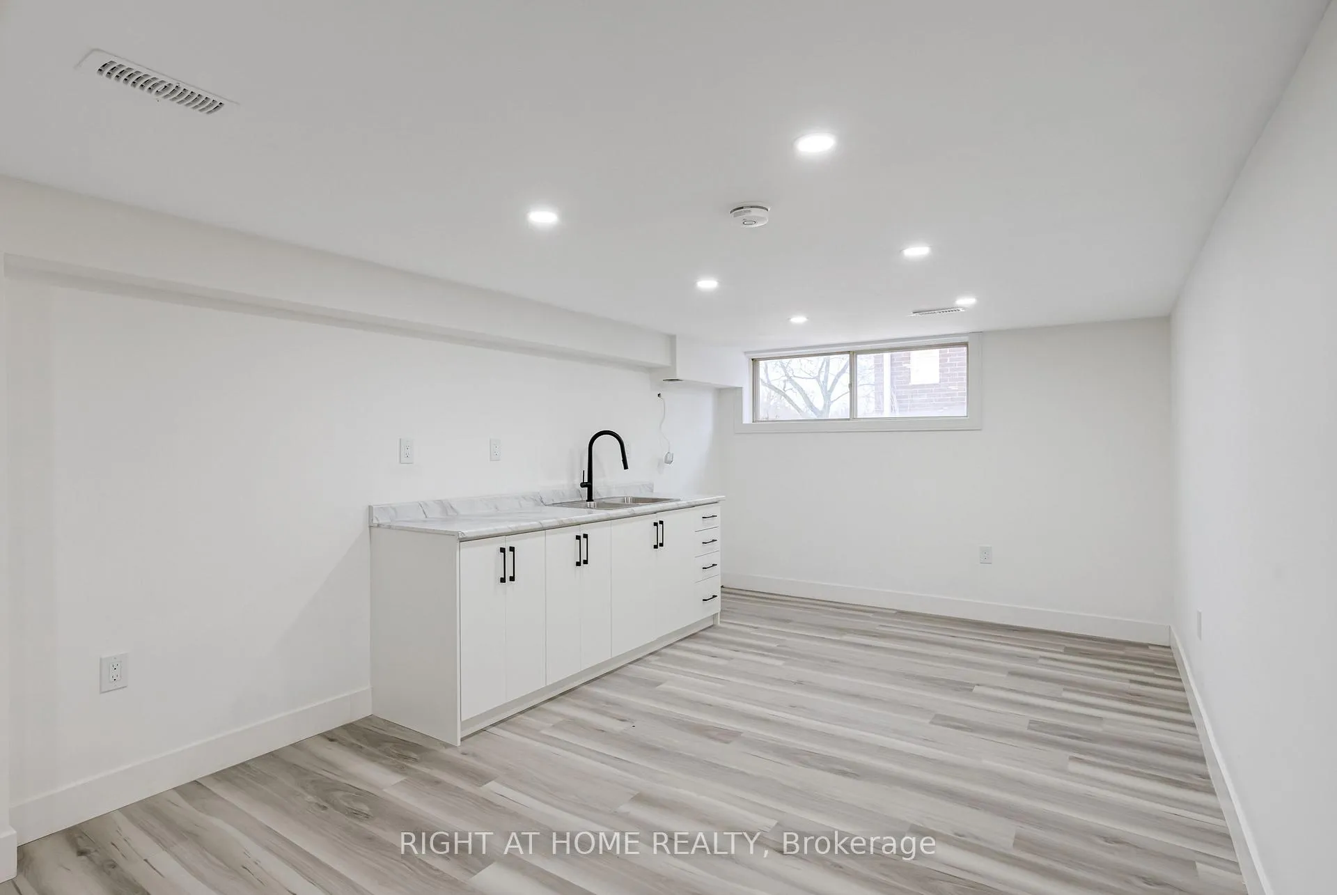 Photo 12 of 19 Niagara Road, Kitchener — HOMEH
