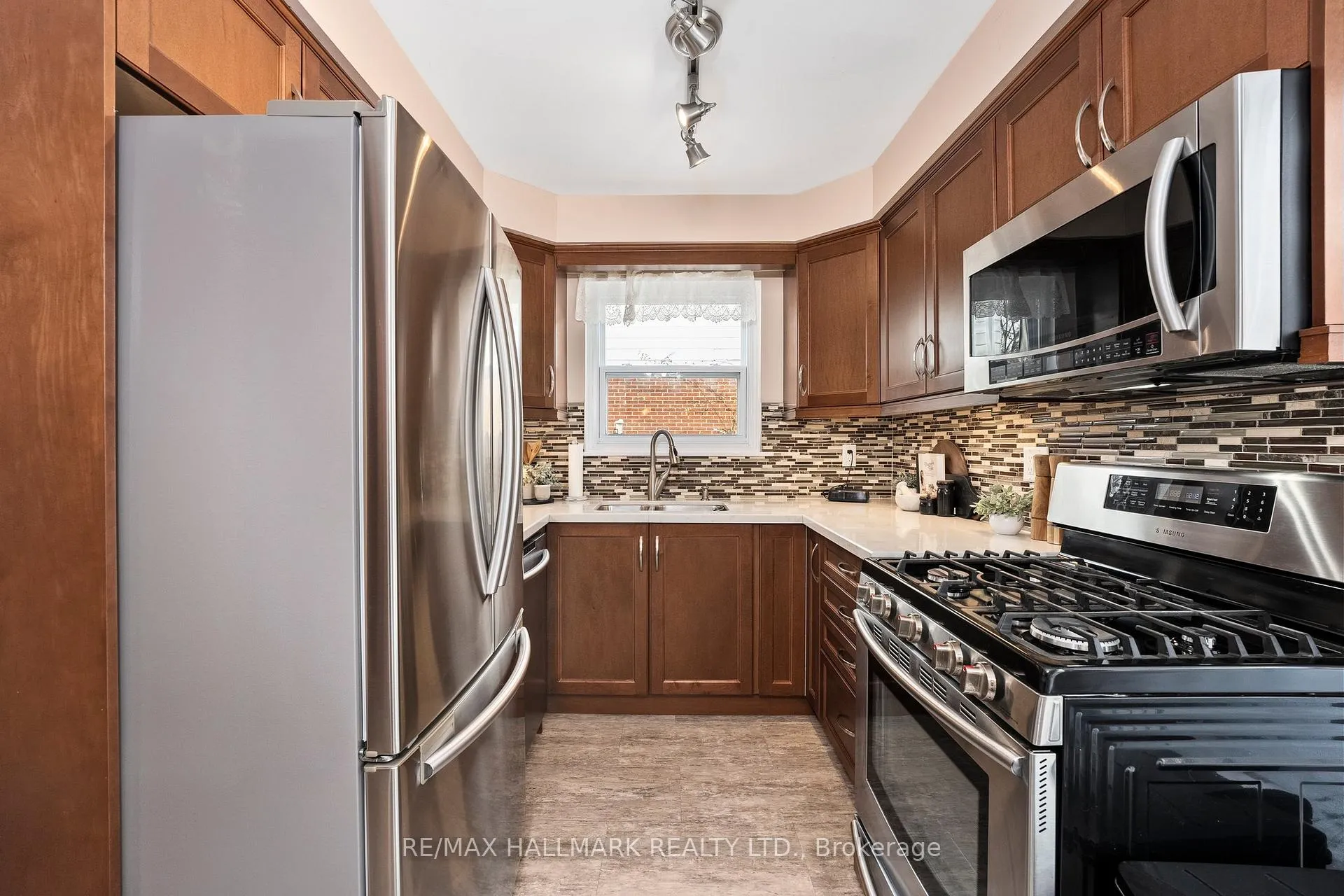 Photo 10 of 239 Archdekin Drive, Brampton, Madoc — HOMEH
