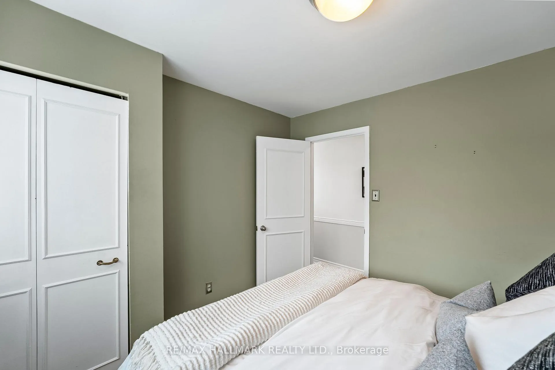 Photo 27 of 239 Archdekin Drive, Brampton, Madoc — HOMEH