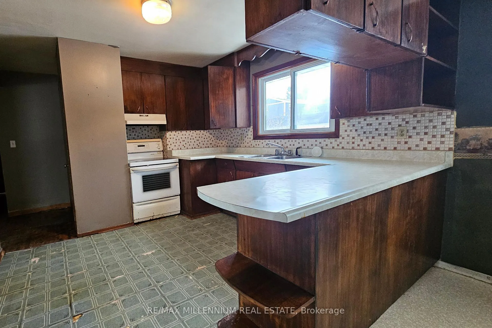 Photo 5 of 410 Crawforth Street, Whitby, Blue Grass Meadows — HOMEH