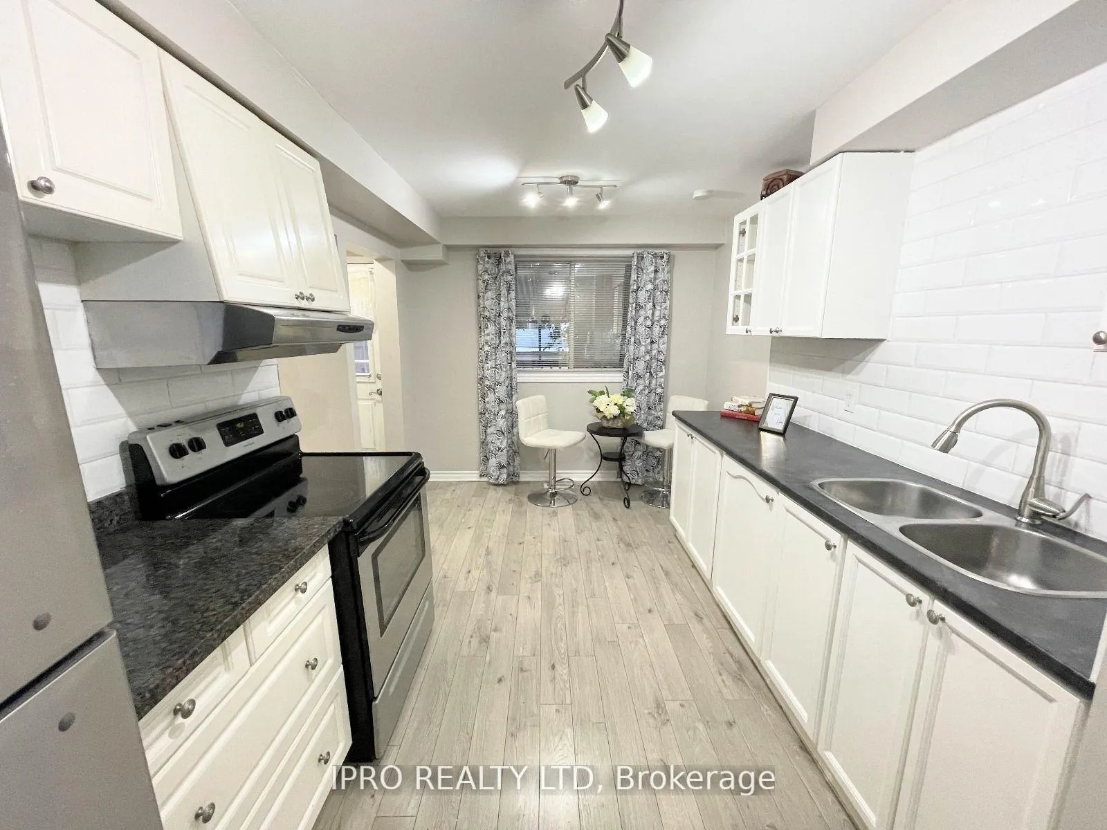 Photo 2 of 31 Carlton Road E, Barrie, Cundles East — HOMEH