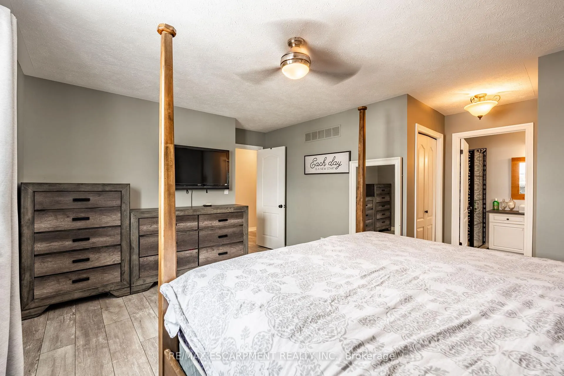 Photo 24 of 78 Celtic Drive, Haldimand — HOMEH