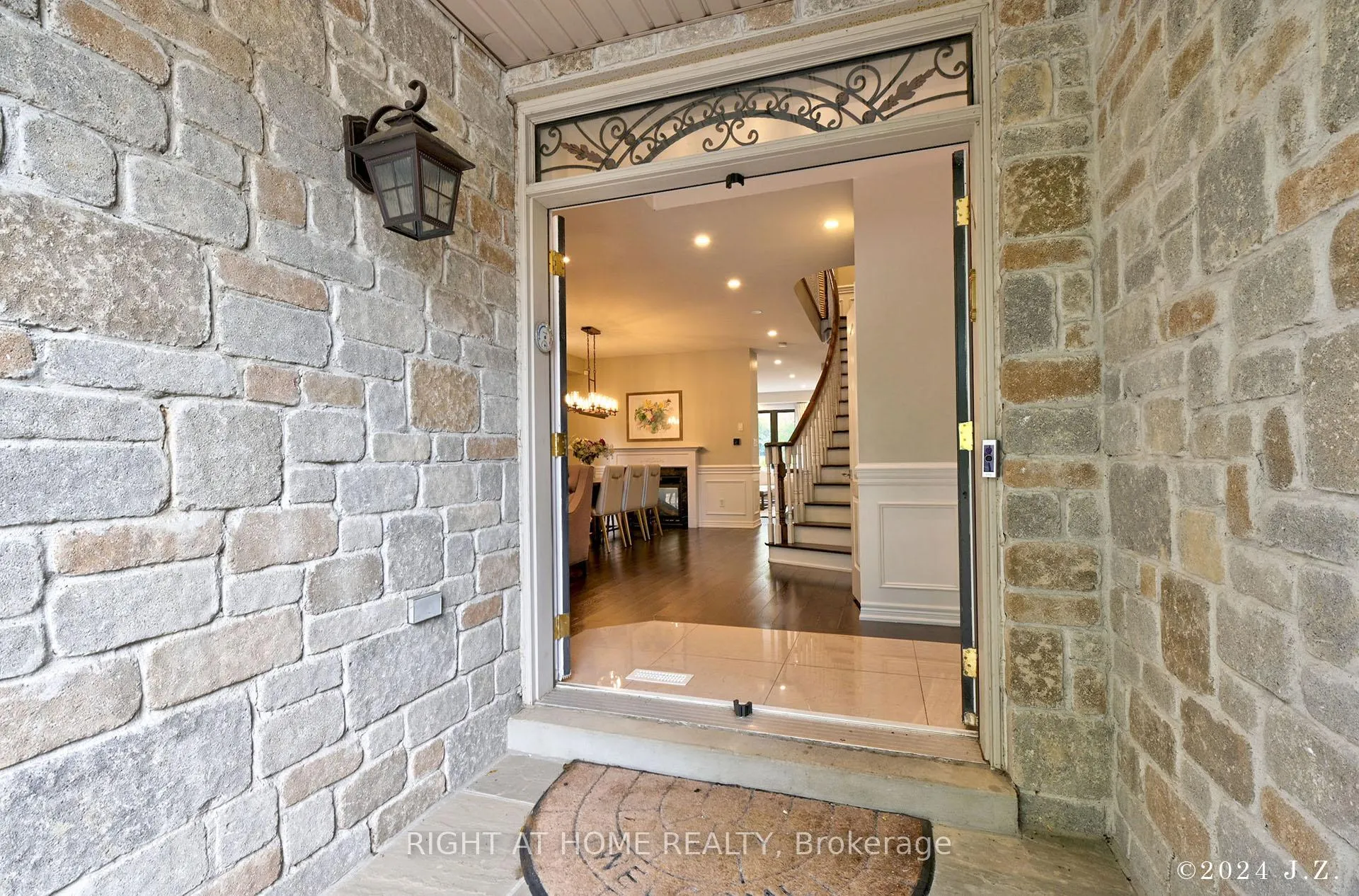 Photo 2 of 19 Cabernet Road, Vaughan, Patterson — HOMEH