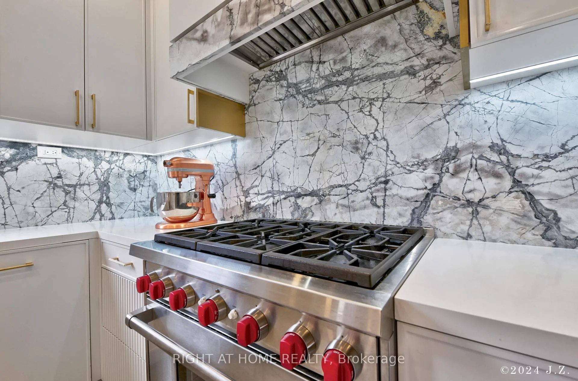 Photo 13 of 19 Cabernet Road, Vaughan, Patterson — HOMEH