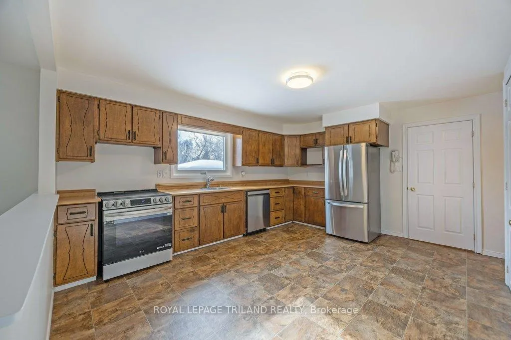 Photo 9 of 102 Alma Street, St. Thomas — HOMEH